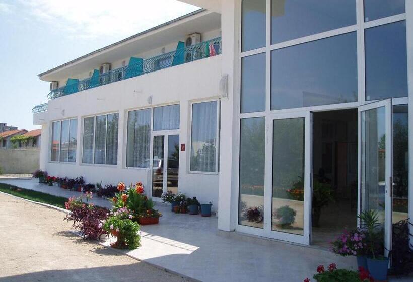 فندق Sani Family