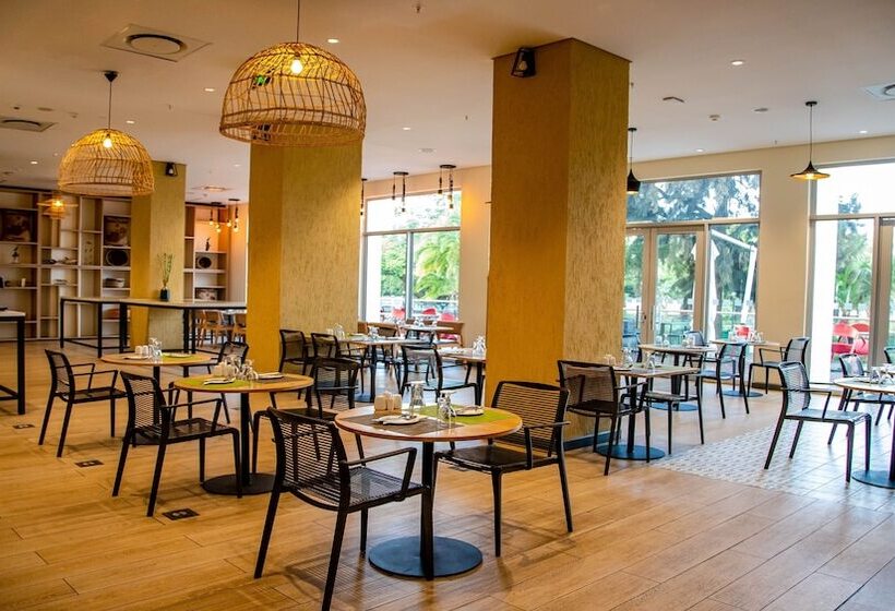 Отель Holiday Inn Lusaka, An Ihg