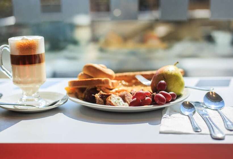 Отель Holiday Inn Lusaka, An Ihg