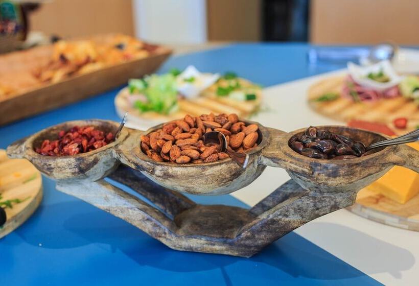 Отель Holiday Inn Lusaka, An Ihg