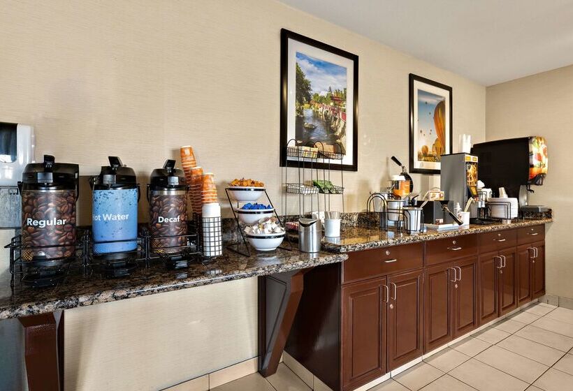 فندق Comfort Inn & Suites Airport Convention Center