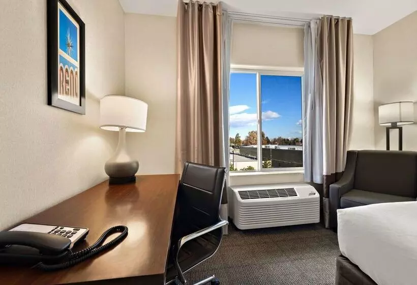 호텔 Comfort Inn & Suites Airport Convention Center