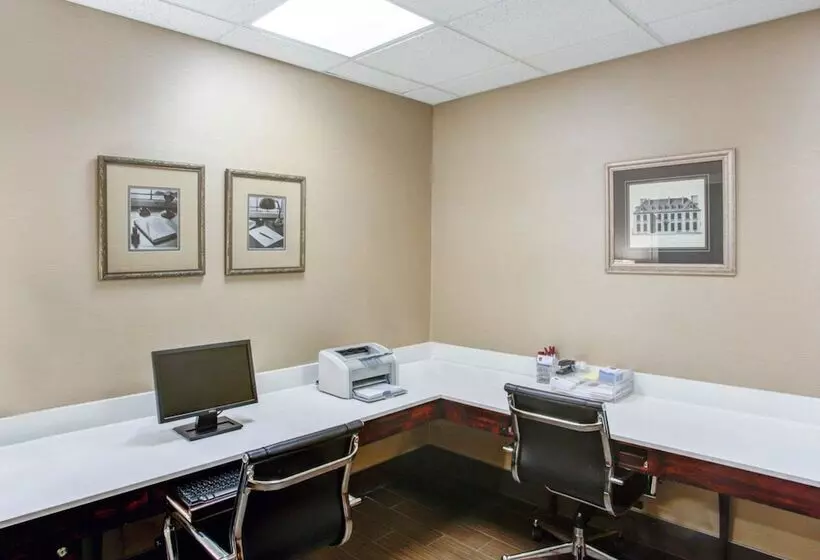 호텔 Comfort Suites