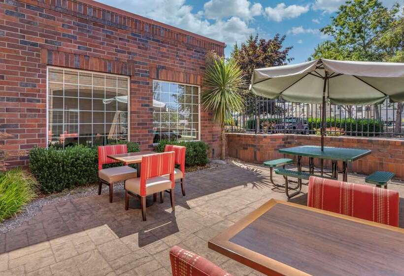 ホテル Comfort Suites Linn County Fairground And Expo