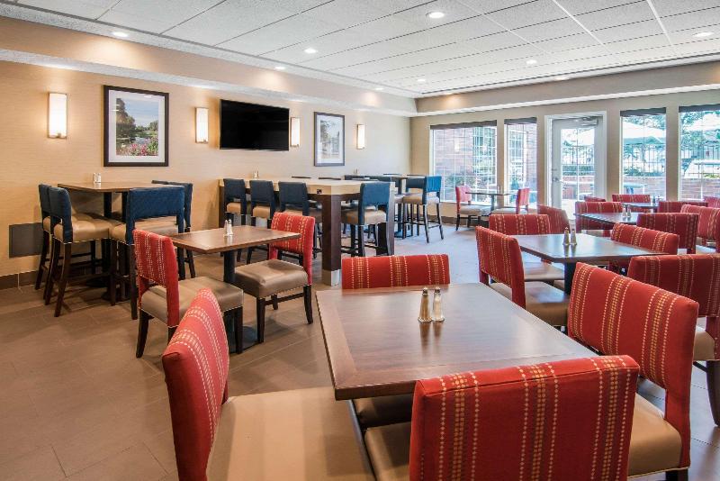 ホテル Comfort Suites Linn County Fairground And Expo