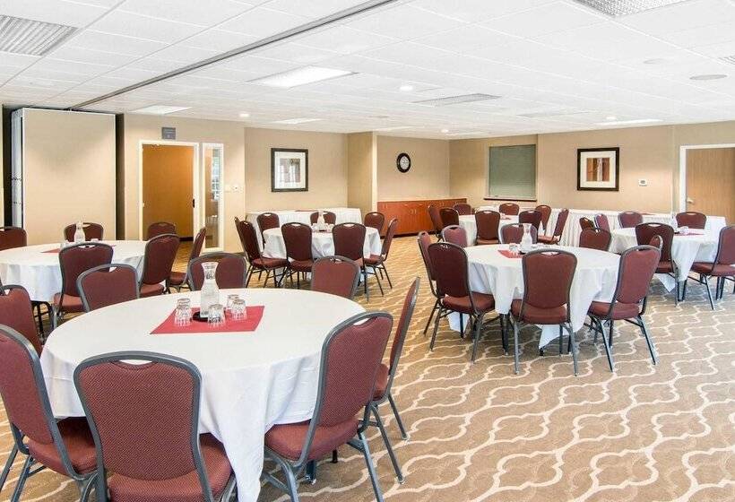 ホテル Comfort Suites Linn County Fairground And Expo