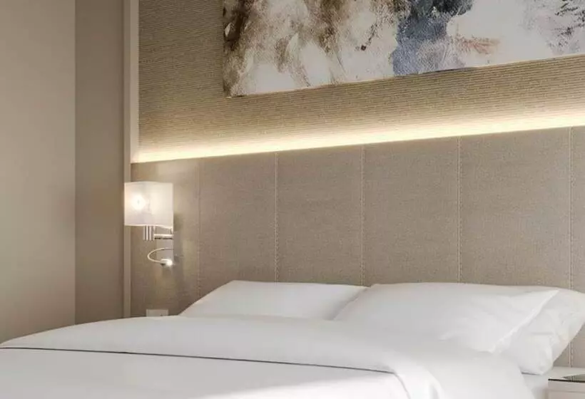 هتل Millennium Lakeview