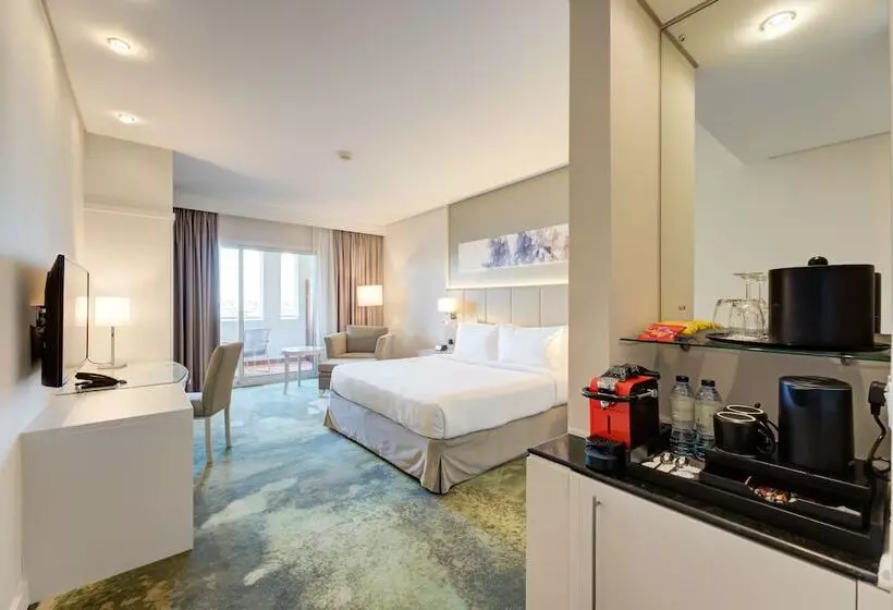 هتل Millennium Lakeview