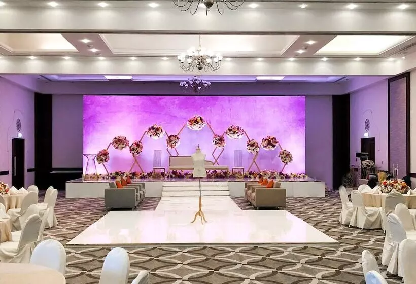 هتل Millennium Lakeview