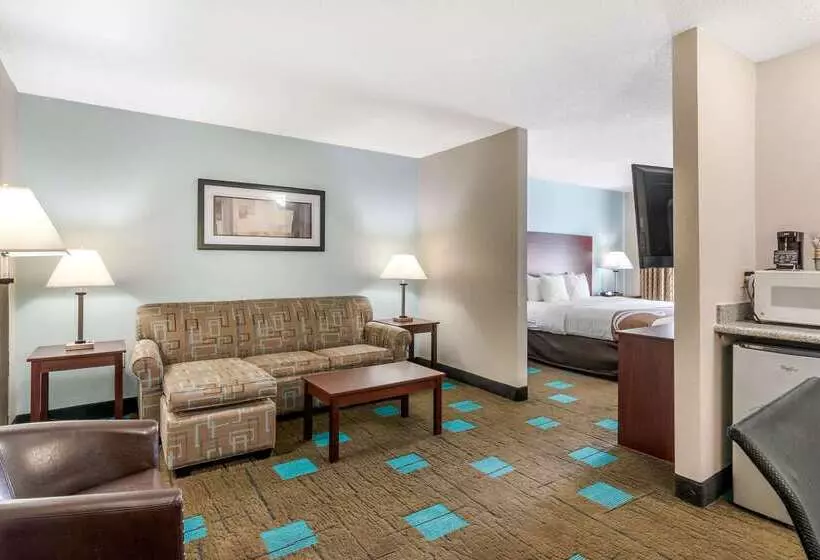 هتل Quality Suites Kansas City International Airport