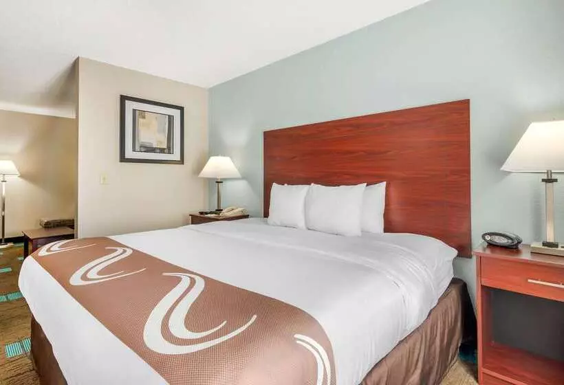 هتل Quality Suites Kansas City International Airport