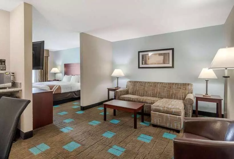 هتل Quality Suites Kansas City International Airport