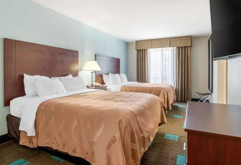 هتل Quality Suites Kansas City International Airport