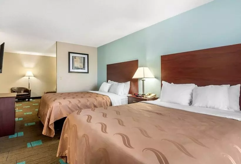 هتل Quality Suites Kansas City International Airport