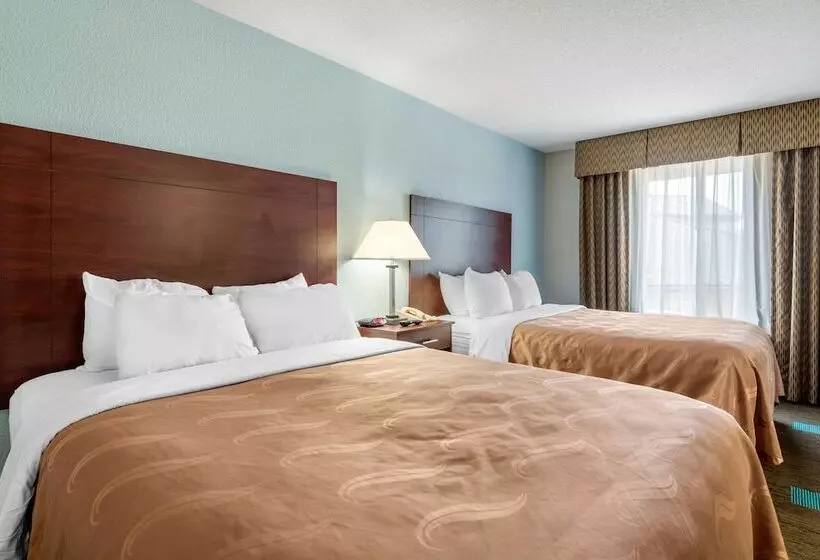 هتل Quality Suites Kansas City International Airport
