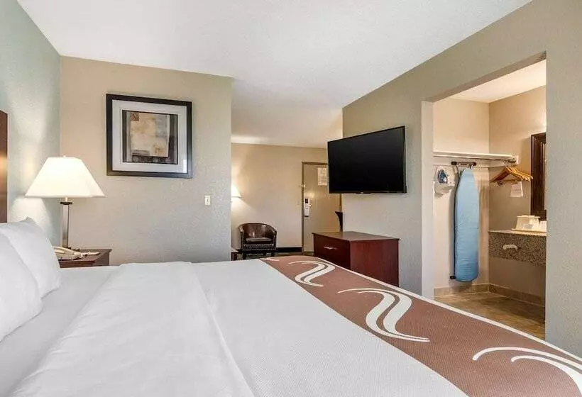 هتل Quality Suites Kansas City International Airport