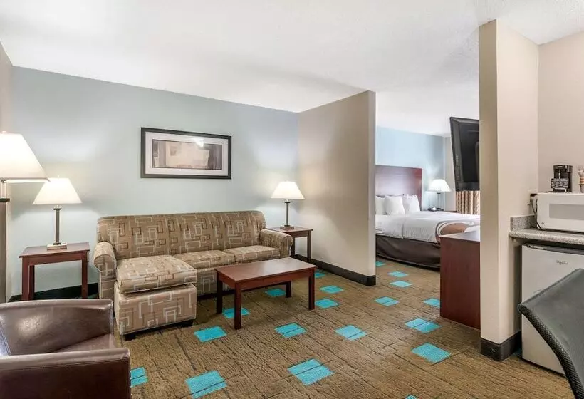 هتل Quality Suites Kansas City International Airport