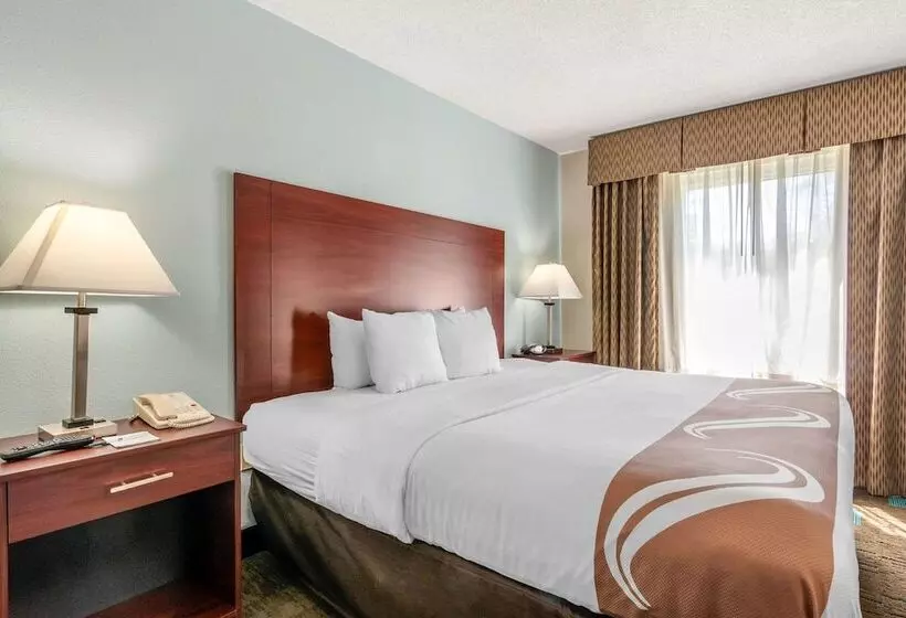 هتل Quality Suites Kansas City International Airport
