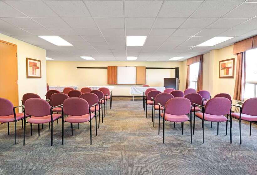 Отель Super 8 By Wyndham Barrie South