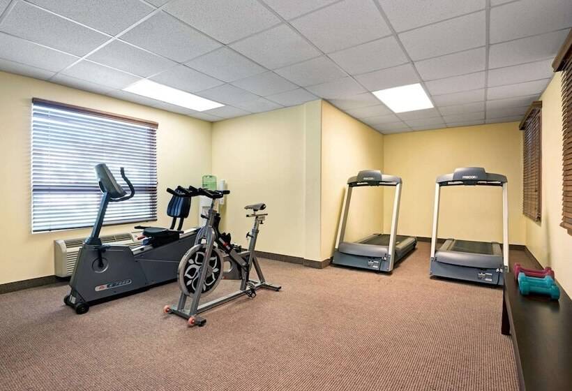 Отель Super 8 By Wyndham Barrie South