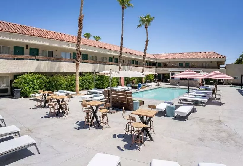 בית מלון כפרי The Infusion Beach Club