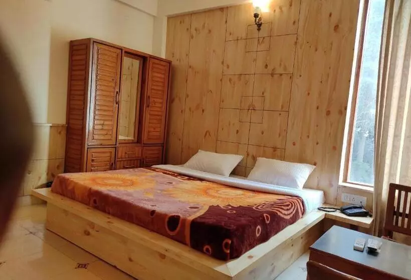 ユースホステル Greenwoods Inn Mcleodganj #parking #lift #all Balcony Rooms #rooftop Terrace #prime Location # Close