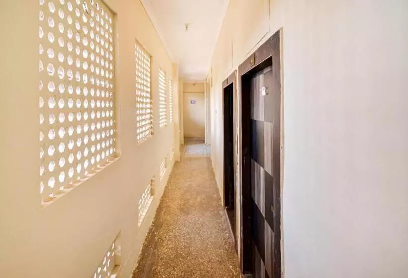 Hotelli Oyo 63331 Ambika Dx