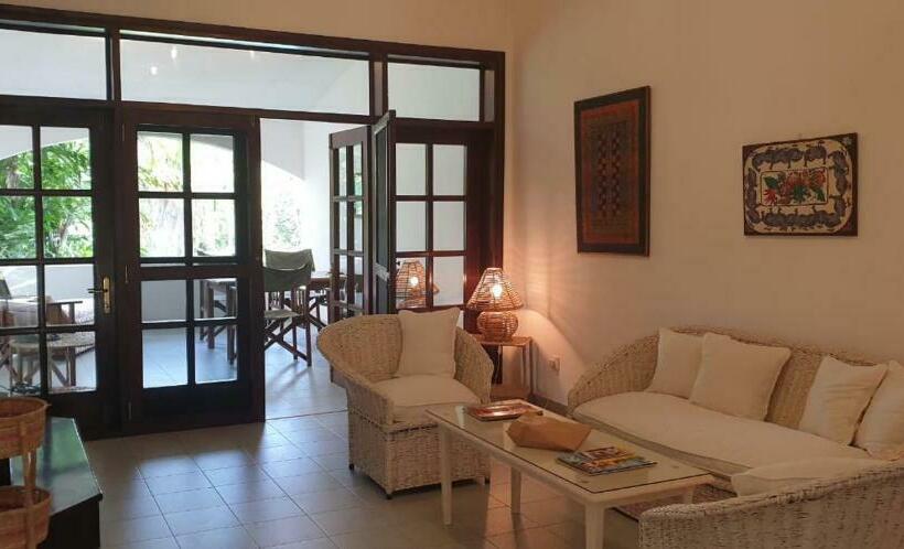 تختخواب و صبحانه Woburn Residence Club