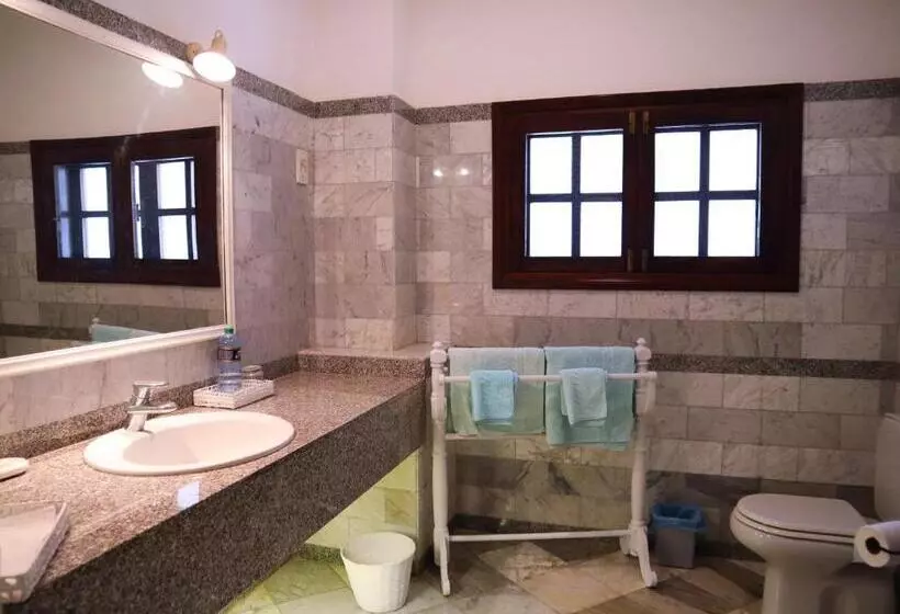 تختخواب و صبحانه Woburn Residence Club