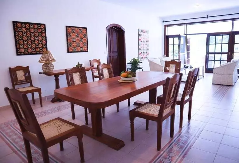تختخواب و صبحانه Woburn Residence Club