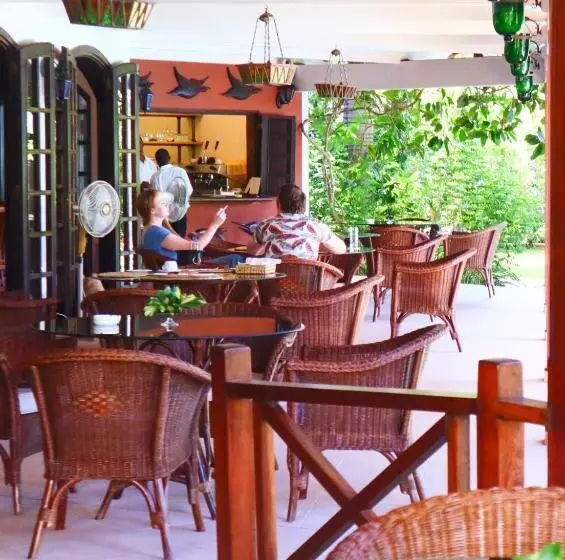 تختخواب و صبحانه Woburn Residence Club