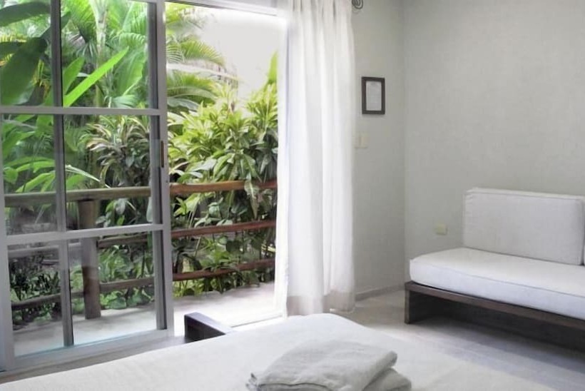 هتل Elements Of The Island