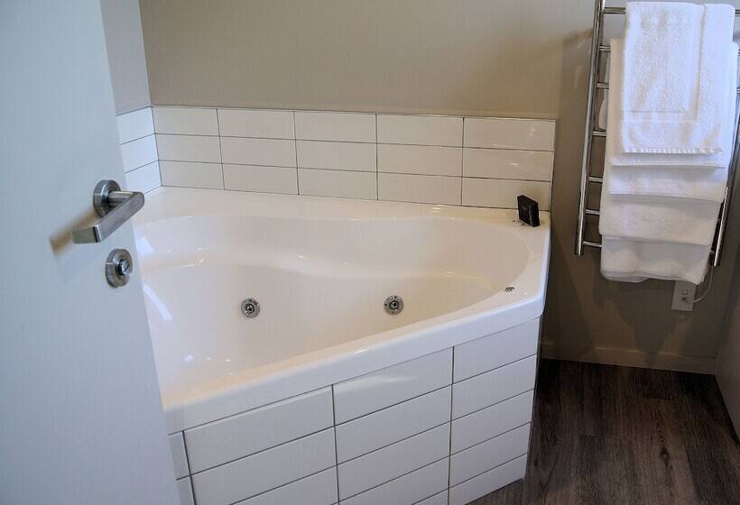 Oxford Village Motels