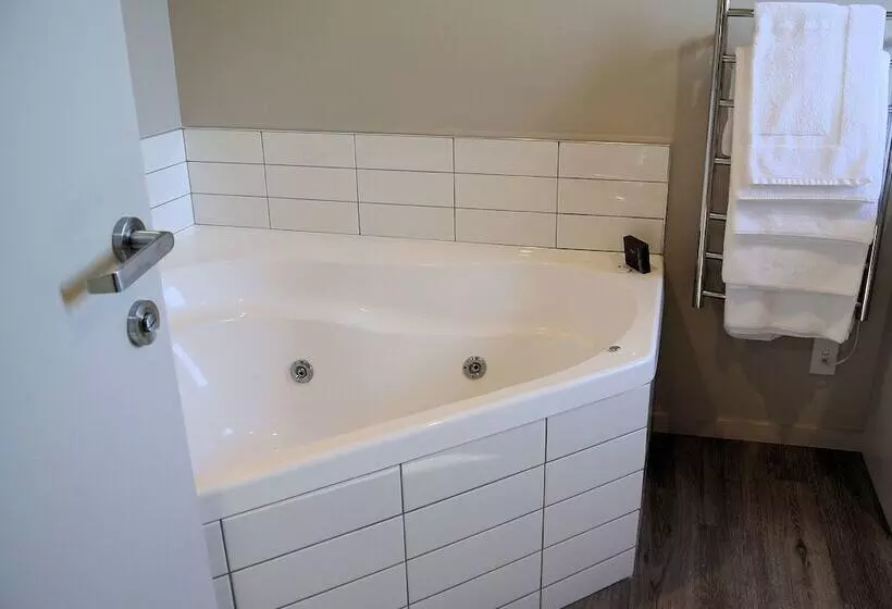 Oxford Village Motels