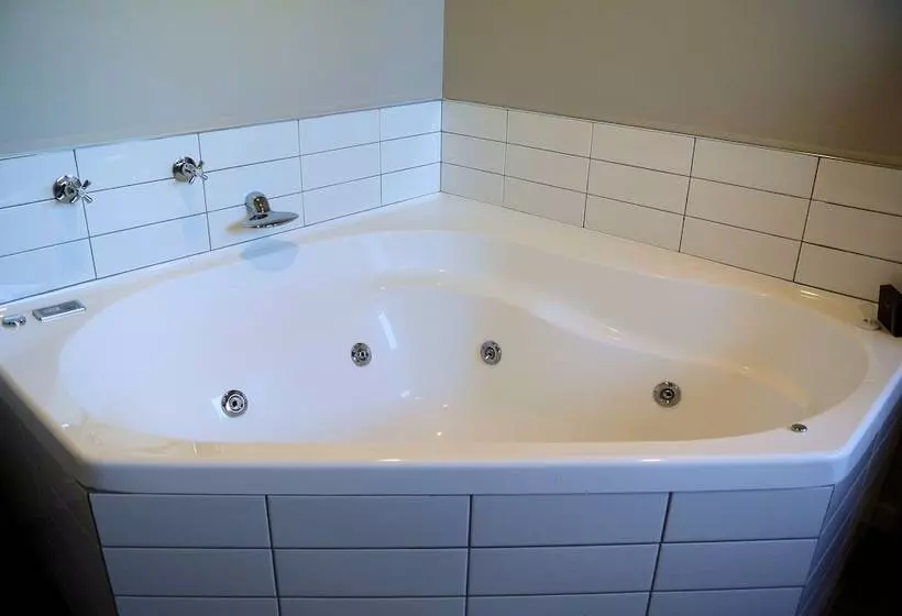 Oxford Village Motels