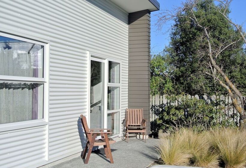 Oxford Village Motels