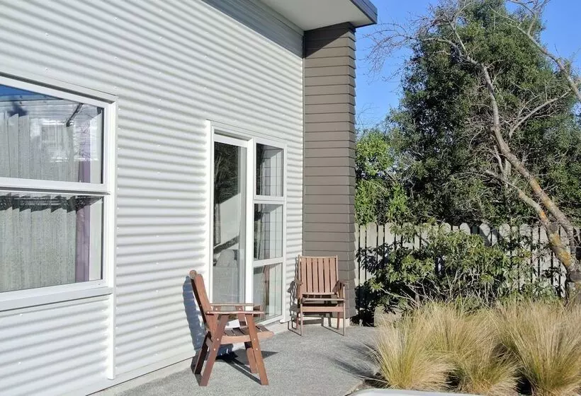 Oxford Village Motels