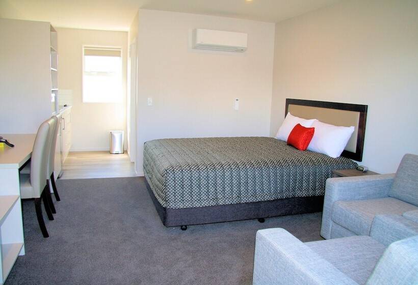 Oxford Village Motels