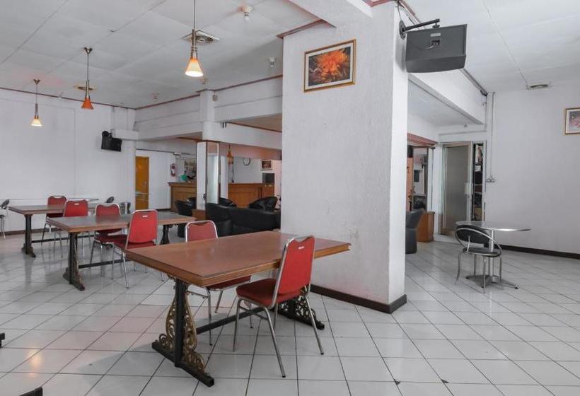 בית מלון כפרי Reddoorz Near Tegalega Bandung