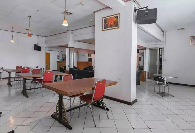 Hotelli Reddoorz Near Tegalega Bandung