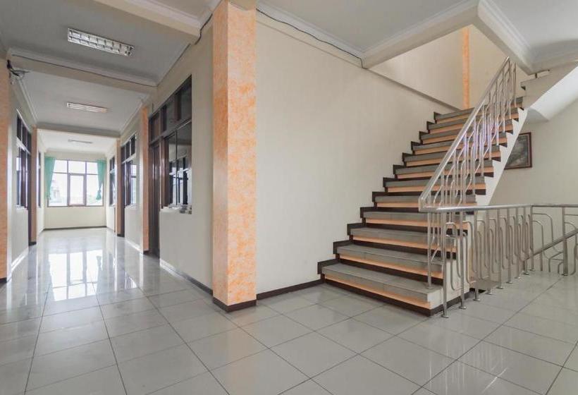 בית מלון כפרי Reddoorz Near Tegalega Bandung