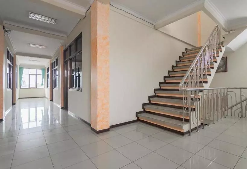 Hotelli Reddoorz Near Tegalega Bandung