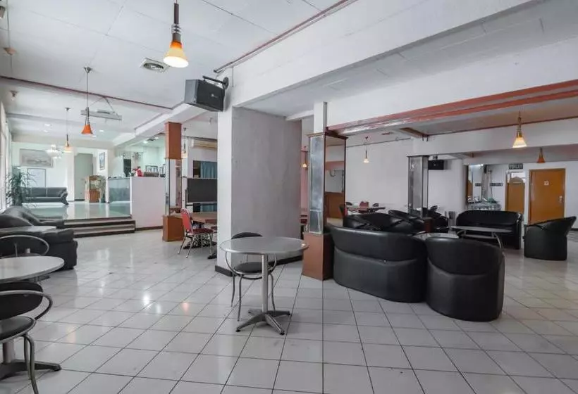 Hotelli Reddoorz Near Tegalega Bandung