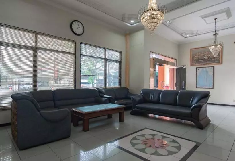 Hotelli Reddoorz Near Tegalega Bandung