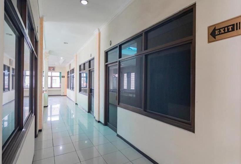 בית מלון כפרי Reddoorz Near Tegalega Bandung