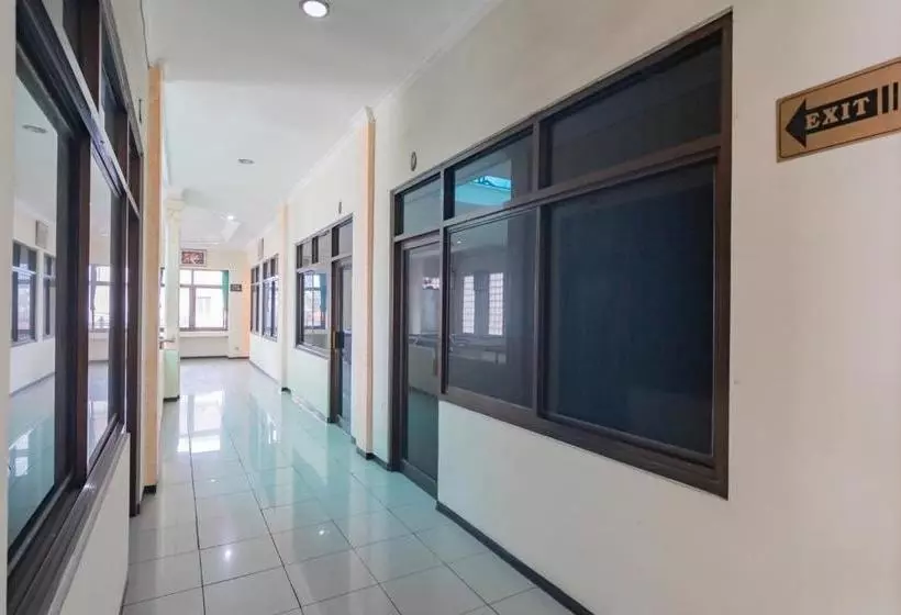 Hotelli Reddoorz Near Tegalega Bandung