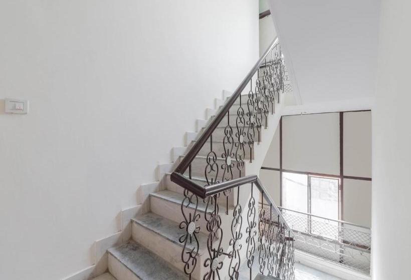 Hotel Collection O 79212 Dwarka Royal Inn