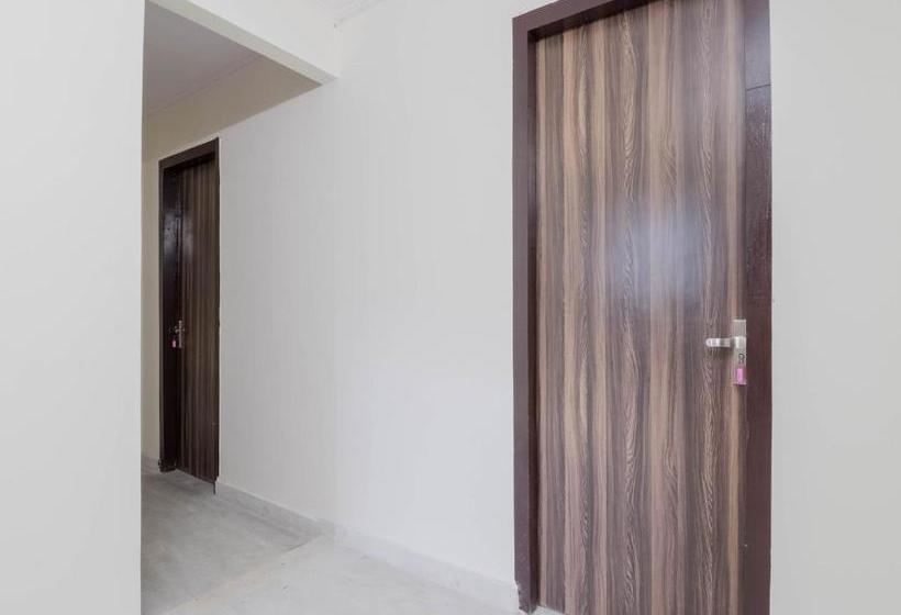 Hotel Collection O 79212 Dwarka Royal Inn