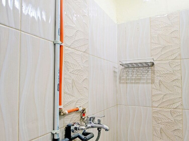 ホテル Oyo 90307 Fj Alfaeyza Kost