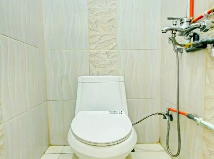 ホテル Oyo 90307 Fj Alfaeyza Kost